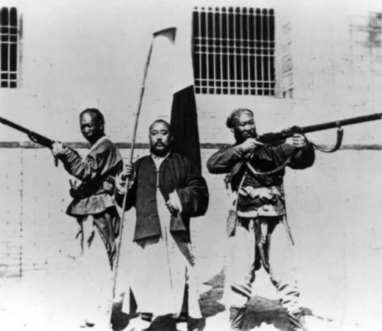 1899年义和团运动期间，几名中国天主教徒准备抵御义和团、守护教堂。 