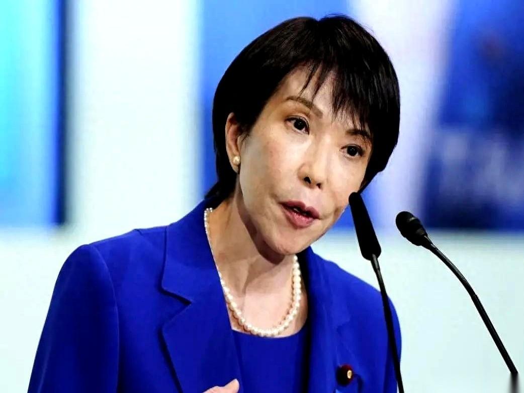 白宫自己放出的视频里，日本政客高市早苗，上演了教科书级别的一幕。
长廊里，灯光打