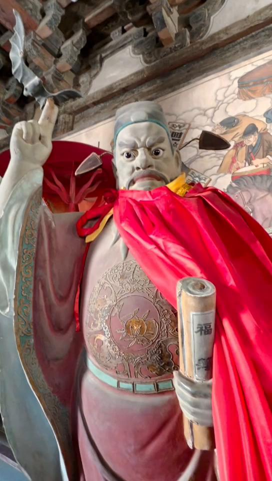 在十八层地狱的深处，我听到灵魂的哀嚎。在那无尽的黑暗中，他们寻找着救赎的道路。火