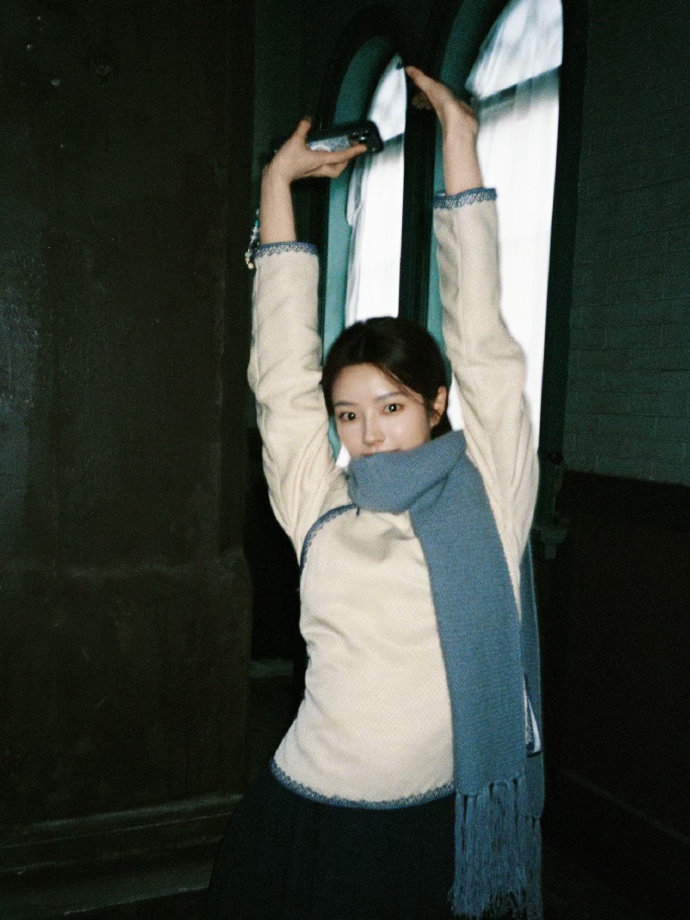 徐若晗Prada活动路透好明媚徐若晗Prada线下活动生图淡妆真的很适合她，弱化