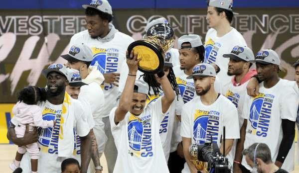 格林被禁赛那12场，勇士反而赢了7场。
库里场均失误少了1.2次，三分准了3.5