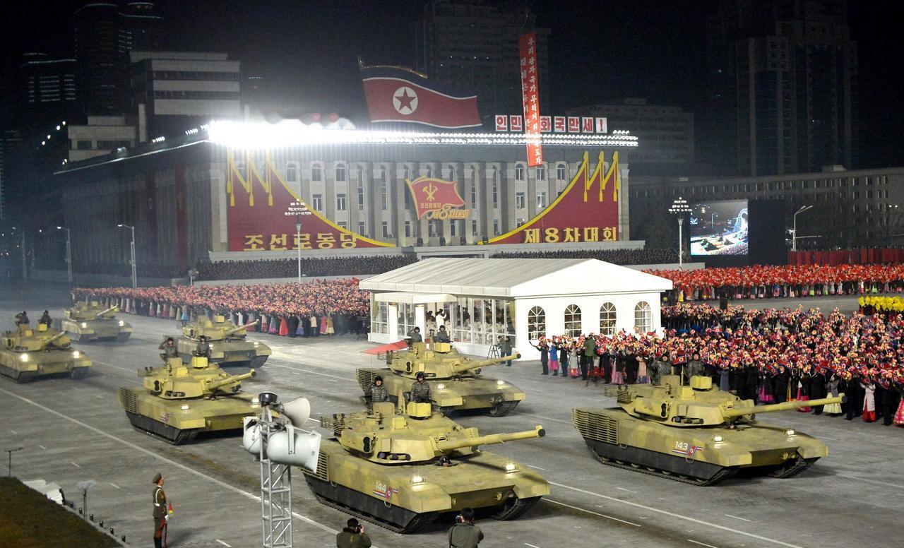 金正恩公开亮剑，深夜举行阅兵式，当众作出重大承诺。

朝鲜劳动党九大闭幕当晚，平