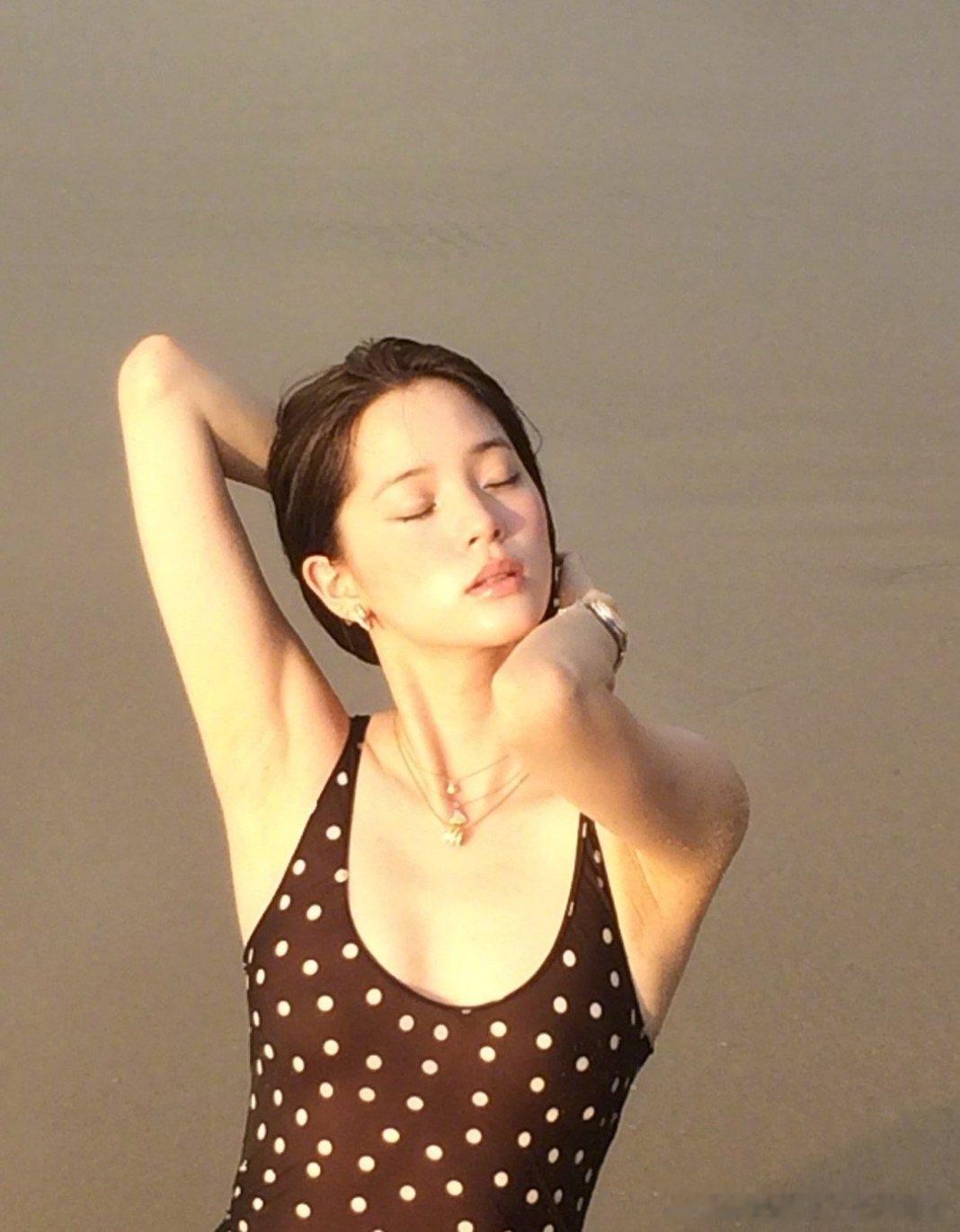 欧阳娜娜第一天上班赶上老板生日欧阳娜娜初入职场上班，恰巧遇上老板生日，误闯趣味聚