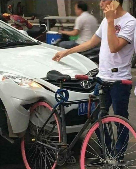         不小心把闯红灯的行人撞死了，对方家属让车主认全责可行吗？
   