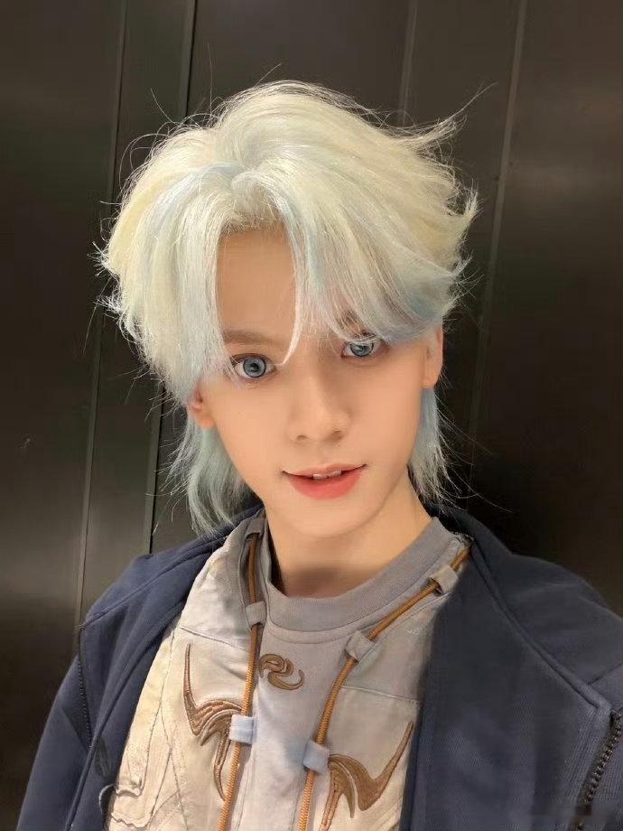 左航的美瞳也太好看了吧～ 