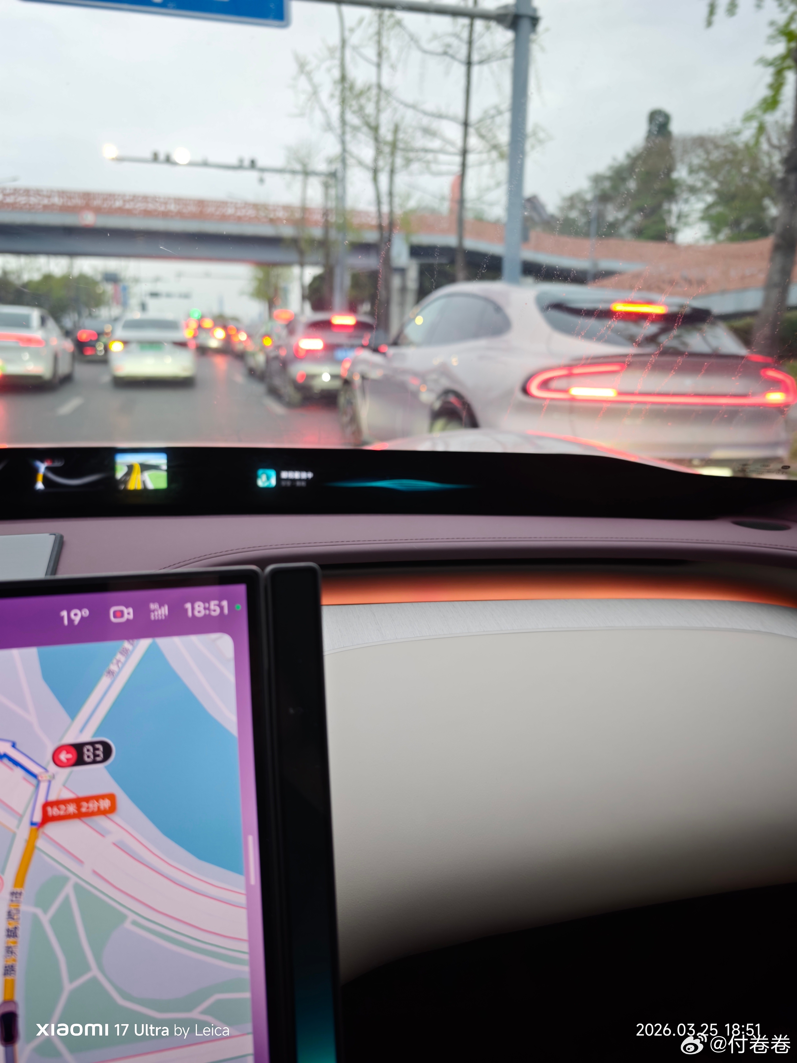 下班途中，过去了一辆小米汽车，还没拍完照立马又来一辆！土星环尾灯真的太显眼了，就