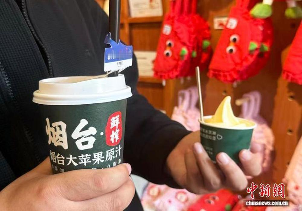 春日里的山东烟台，朝阳街、所城里街区处处漫溢着果香。街巷小店内，鲜榨苹果汁澄澈透