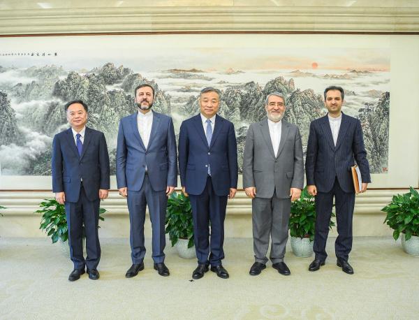 昨天，伊朗副外长加里布阿巴迪抵京了，他向我方通报了情况，伊朗致力于通过外交途径解