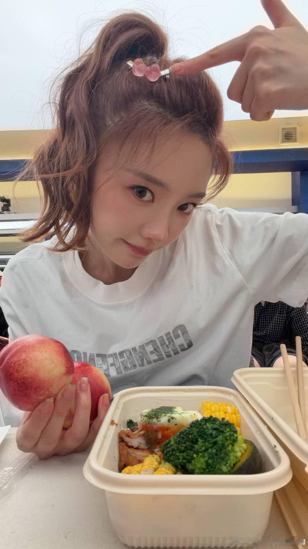 张月提起李小冉合不拢嘴李小冉每天在美人堆里逗大家笑   张月在直播里一提起李小冉