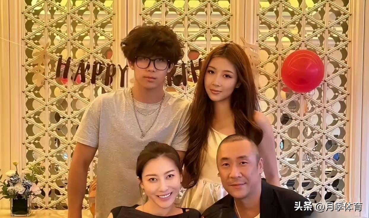 谁能想到啊
那个在红毯上气场全开的国际章
春节竟然穿着最普通的白T恤
在海南沙滩