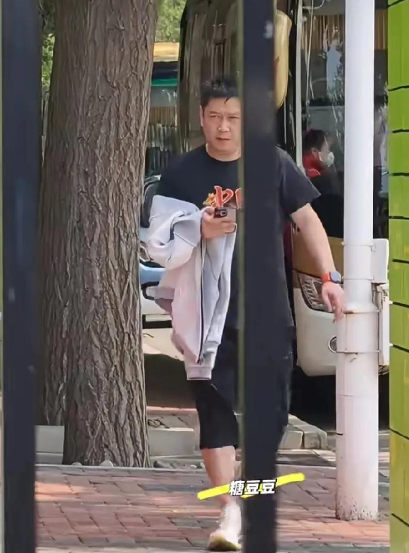邱贻可是真多的快递，
几乎每天都要拿快递。
有没有可能是家里寄过来的，
或者是老