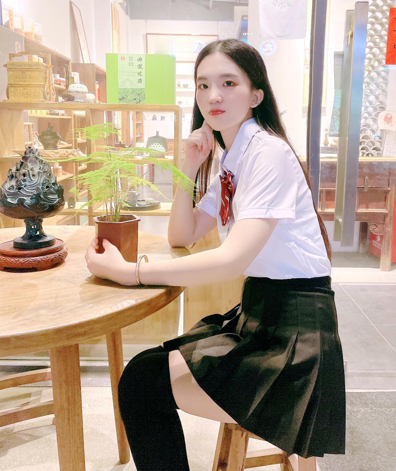 你喜欢穿什么长度的袜子过膝袜，很好看，也显瘦
