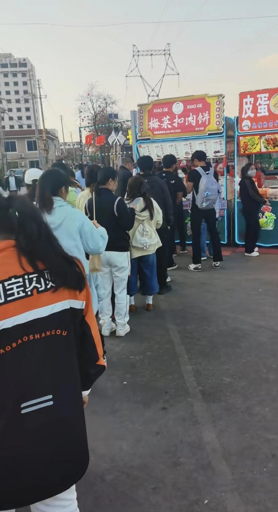 沈阳苏家屯荷花夜市，是真的杀疯了！
夜幕到来，苏家屯迎来火热，伴随春假到来，这队