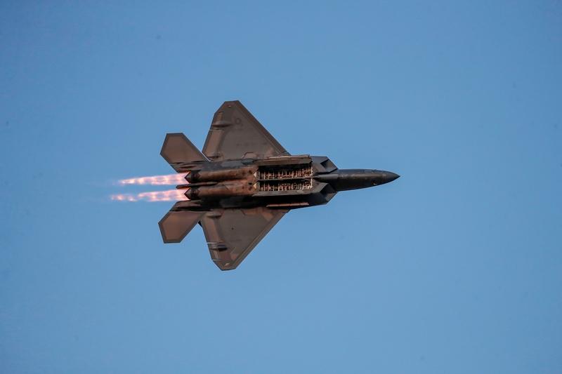 歼35后来者居上

中美俄在中东隐形战机市场的争夺相当激烈。在迪拜航展上，美俄就