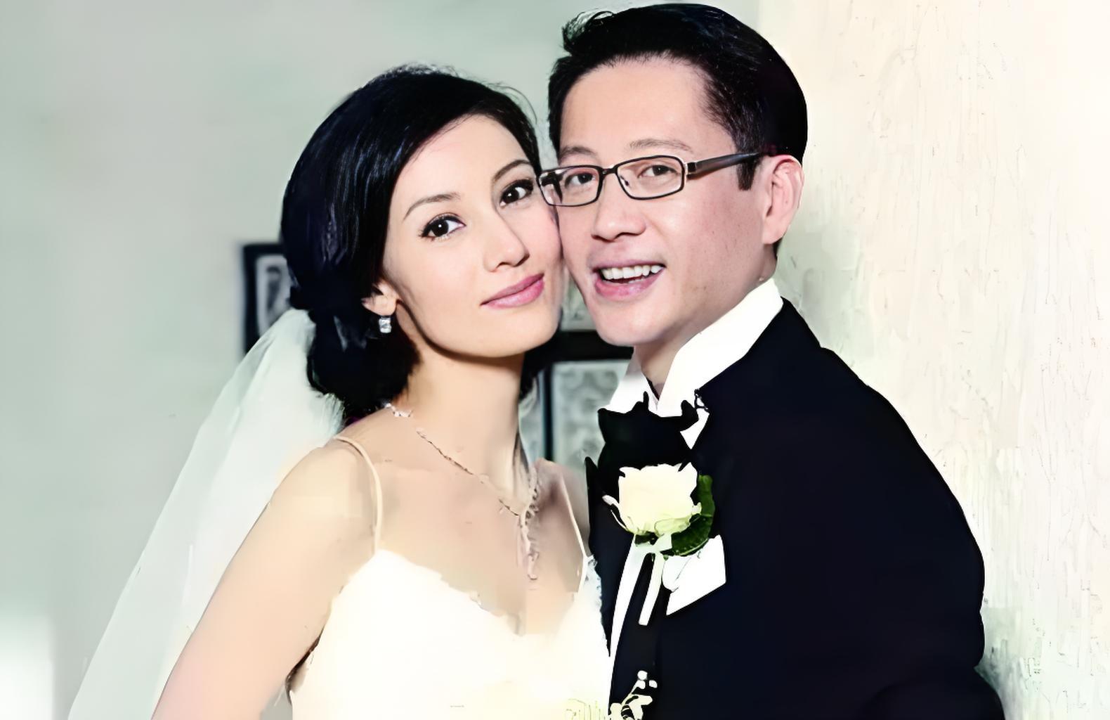 如今才60岁的许晋亨就已经拄上拐杖了，只剩下老婆李嘉欣独自美丽。看来还...