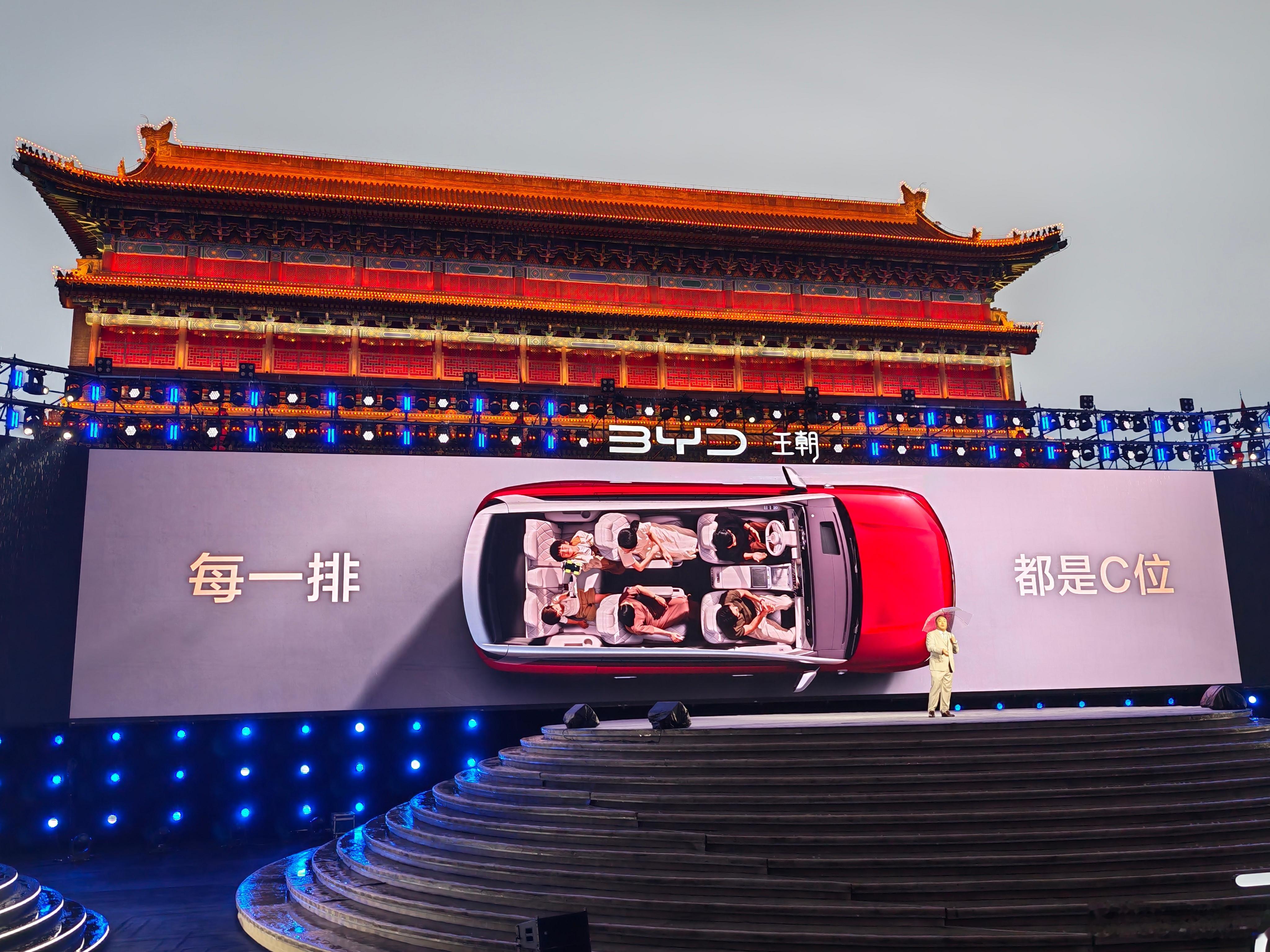 比亚迪大唐EV空间确实大，前两排安排双零重力座椅，146度零压二排座椅，第三排空