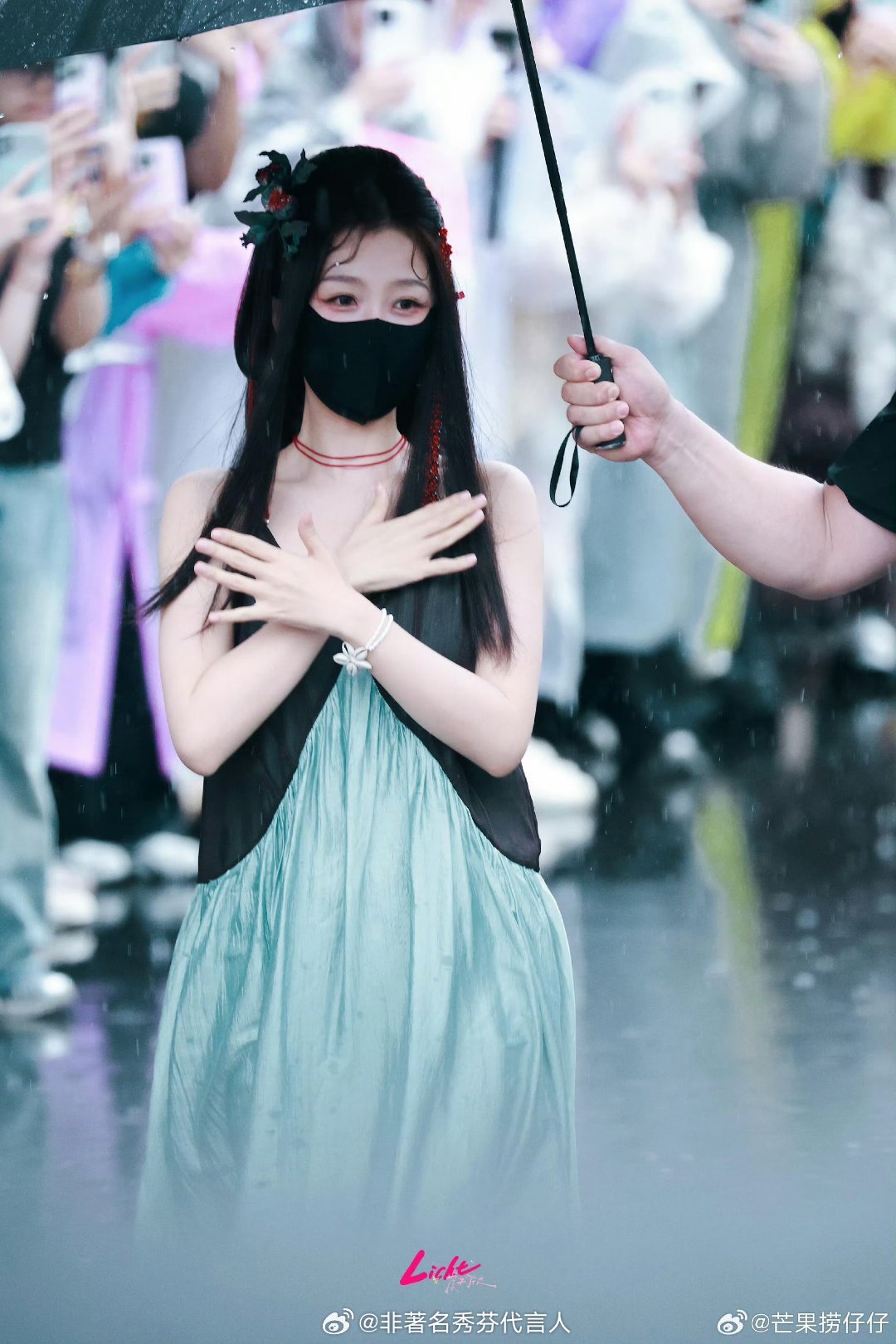 虞书欣雨中撑伞饭撒虞书欣宠粉十分在线 