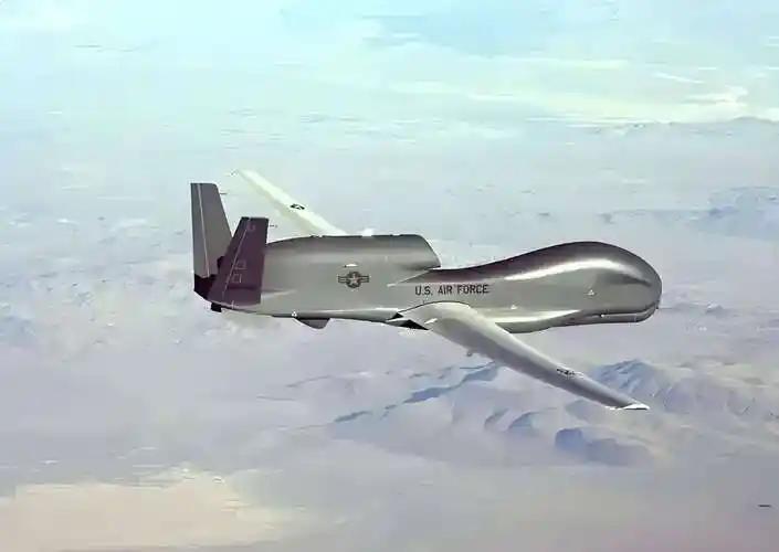 美军MQ-4C无人侦察机连续三天贴着中国领海基线飞，解放军升空伴飞，到底谁怕谁？