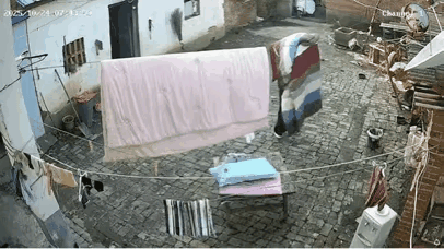 这两床被子绝对暖和哦，竟然把房压塌了！