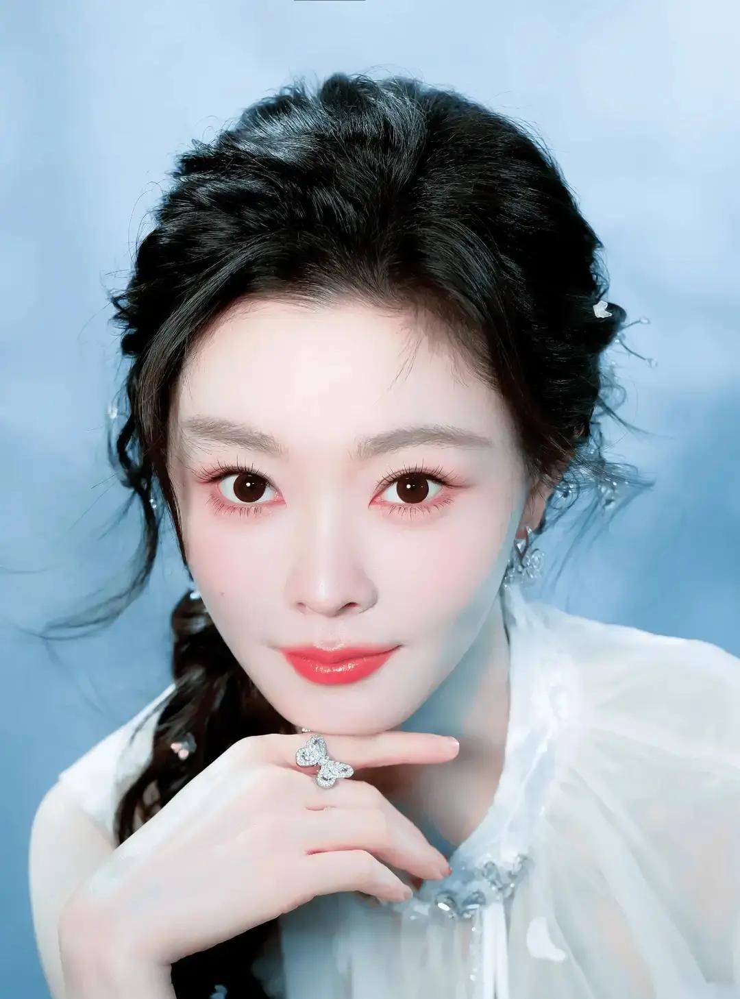 宋铁在直播里亲口承认他爸是修锅炉的，妈是小学老师，之前吹的富二代全是包装。

网