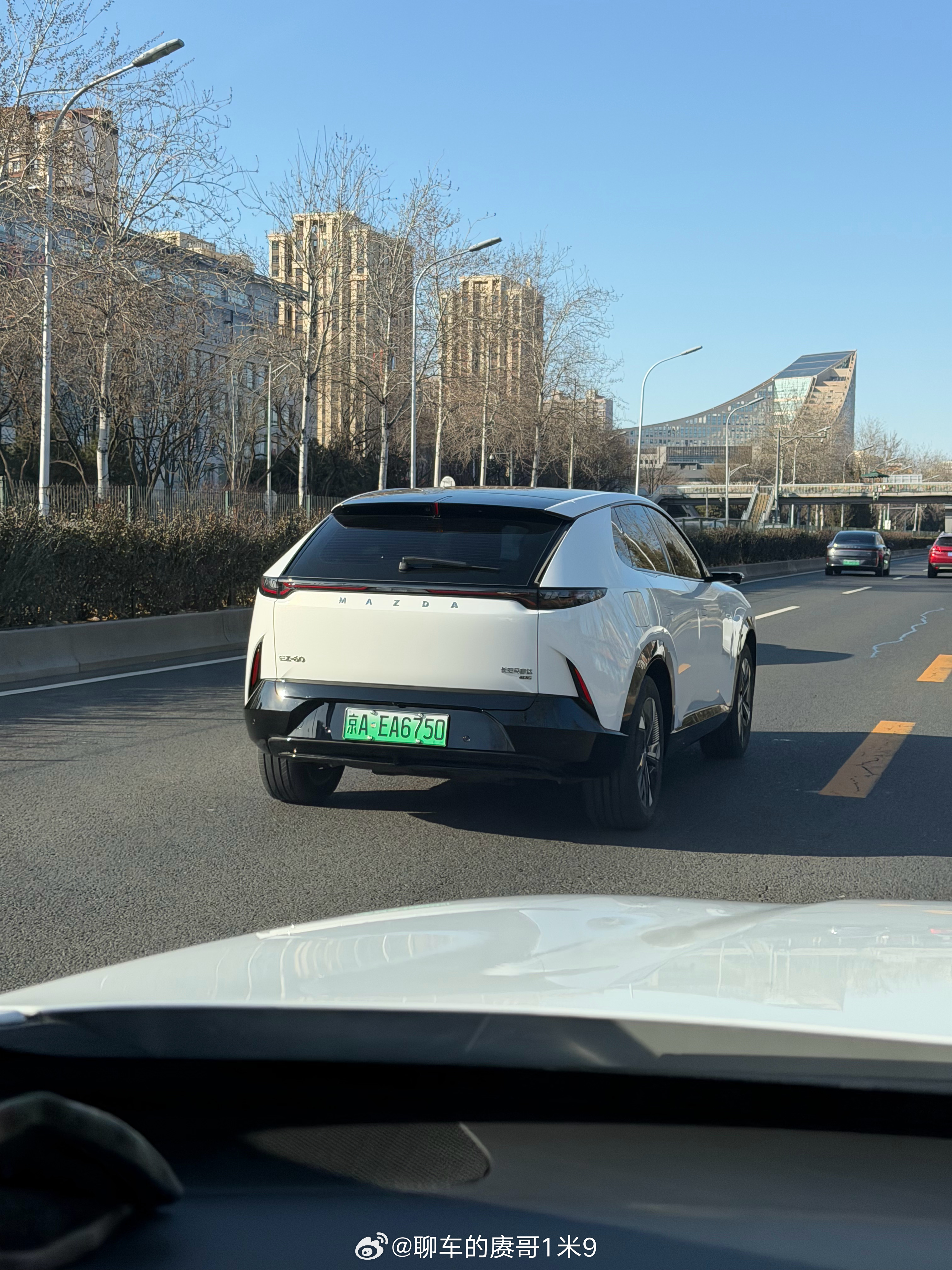 说实话第一次见这个马自达这车还能再扭曲点么赓言赓语