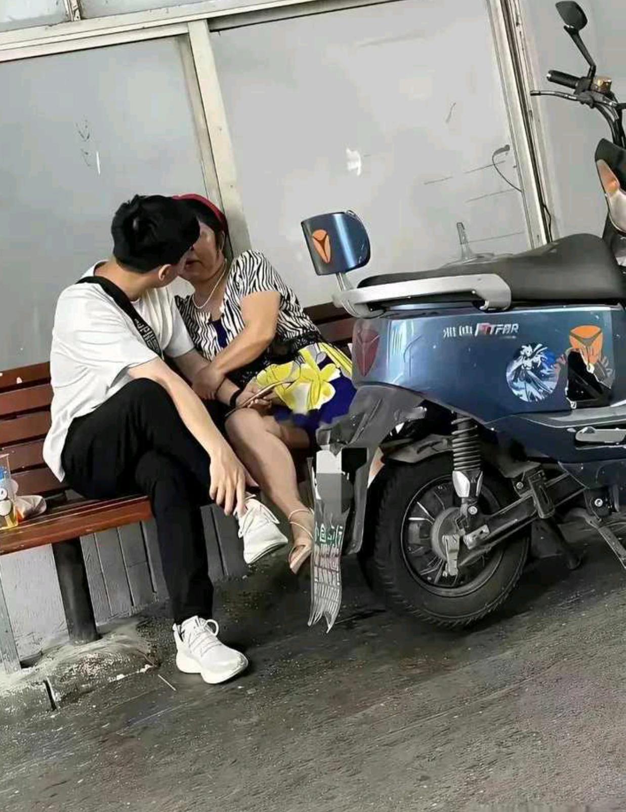 我很想知道阿姨开的什么车
这么有吸引力吗