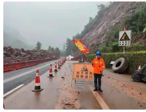 深夜高速突发险情！养护工手电照出致命信号，碎石滚落瞬间他的反应救了无数人
 
午