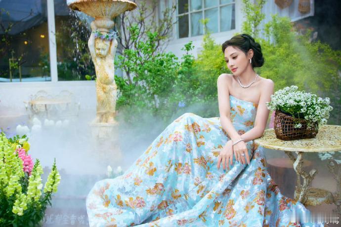 彭小苒真公主 彭小苒抹胸蓬蓬裙把优雅贵气刻在骨子里，低盘发衬肩颈，雾漫花园里的春