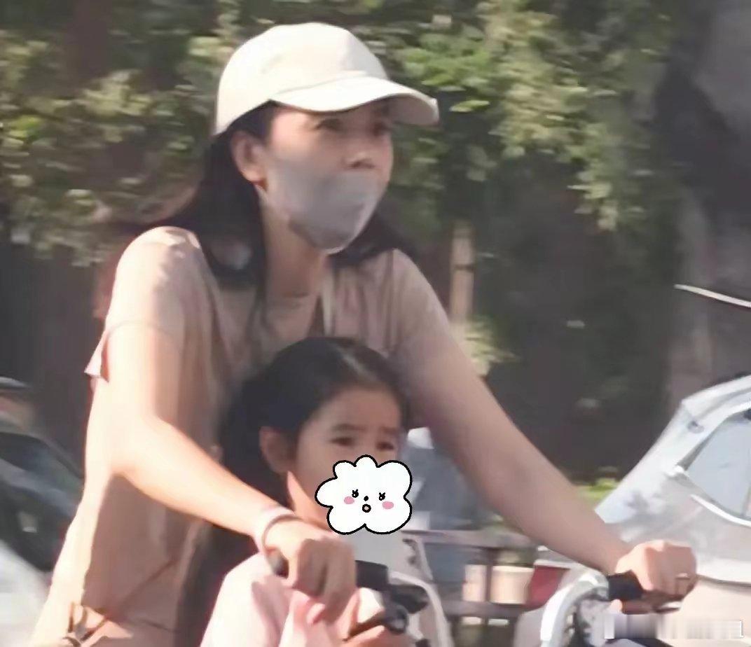 #高圆圆带女儿参加开学典礼#女神就是女神，即便是这样全副武装，也挡不住那从眼神里