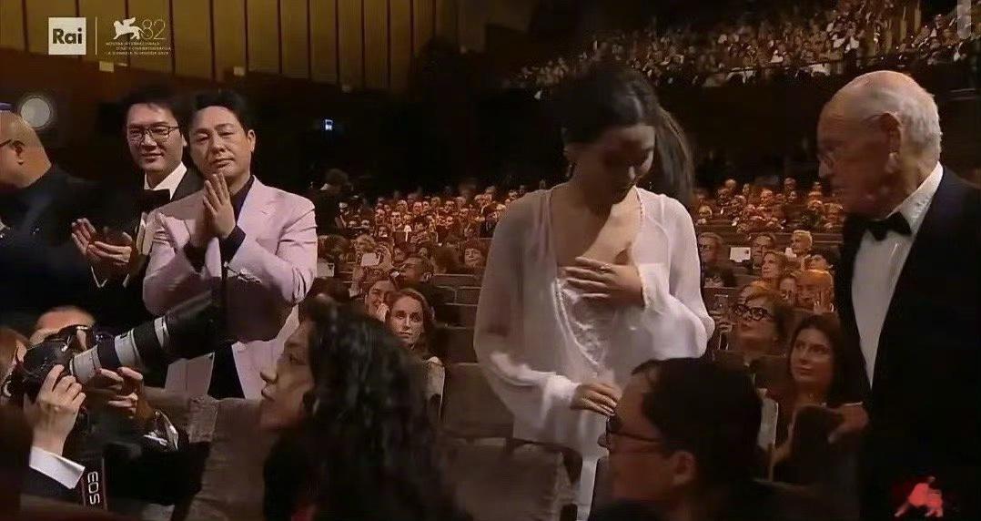 辛芷蕾获奖时张颂文的表情被讨论上热搜了辛芷蕾获奖时张颂文的表情 ​​​