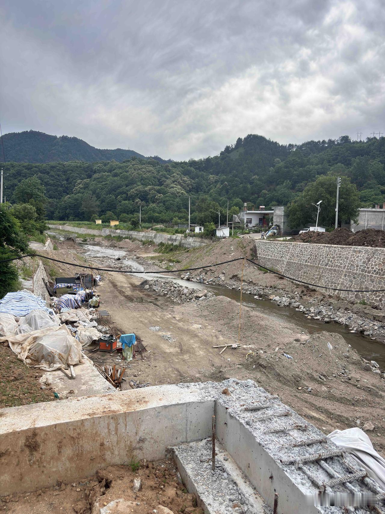 商洛红门河这里，跨河桥啥时候能修好呢，修好后，村民们出行更加方便快捷了，不用绕路