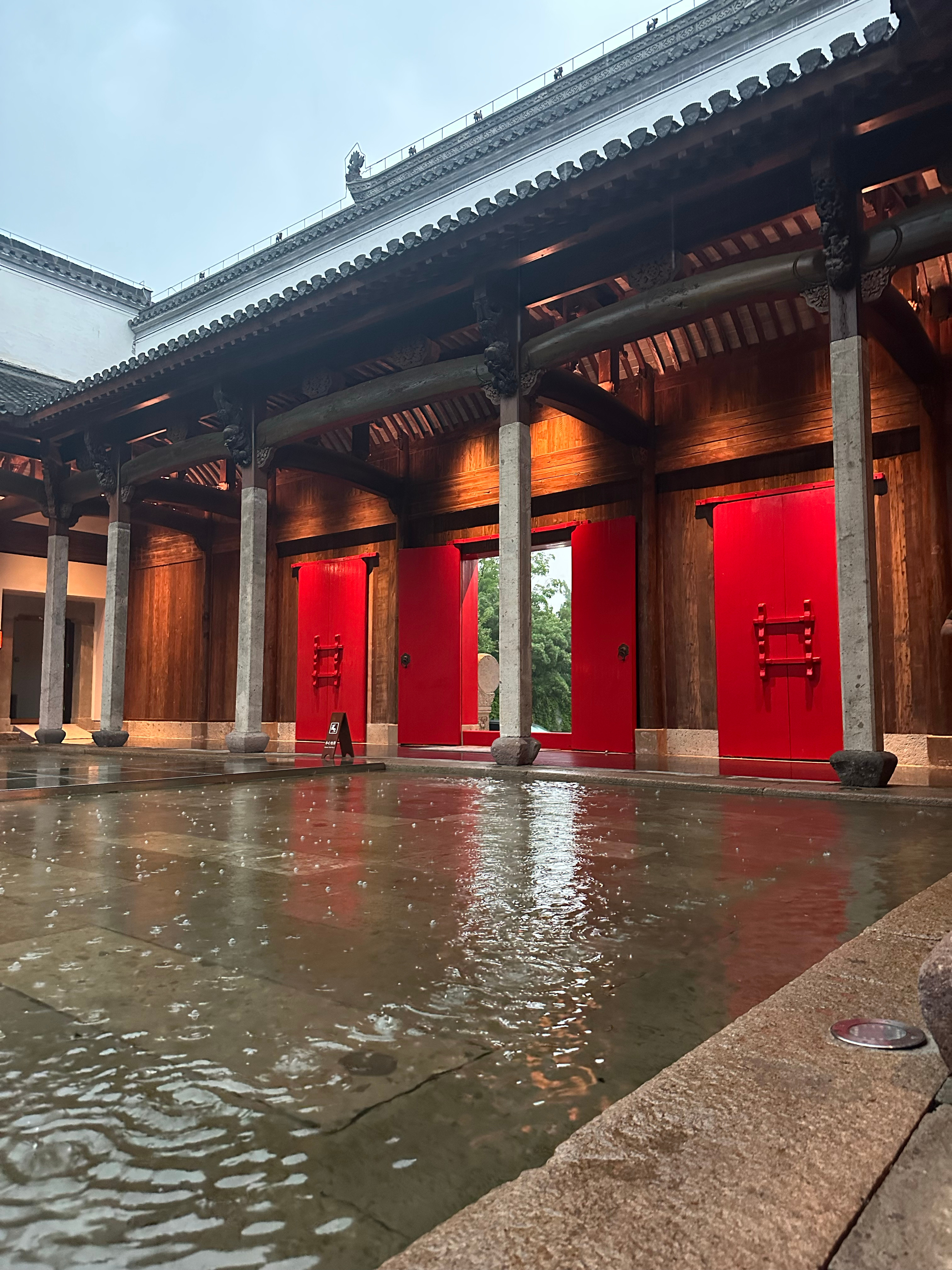出差day～电闪雷鸣，不过坐在这里听雨声别有一番风味！有喜欢听雨声的吗？
