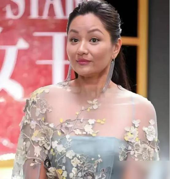 我弟弟是面点师，做的包子可好吃了，我让弟弟帮我做一些包子，我去拿包子的时候，弟媳