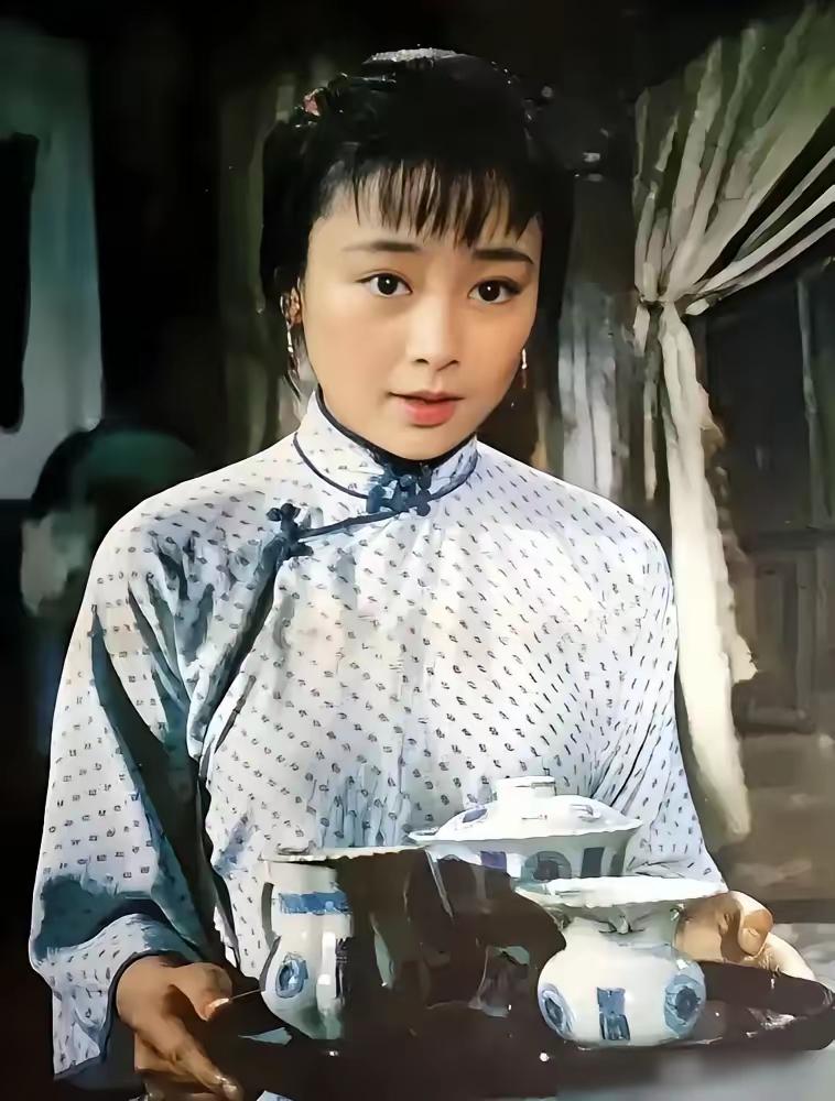 张瑜四凤才符合原著，她有一个钻营的爹，又有一个经历过风雨的娘，自然气质不一样，所