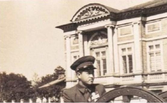 1949年广东，23岁副营长带11个兵摸进2700人国军师部，师长醒来后没反抗，
