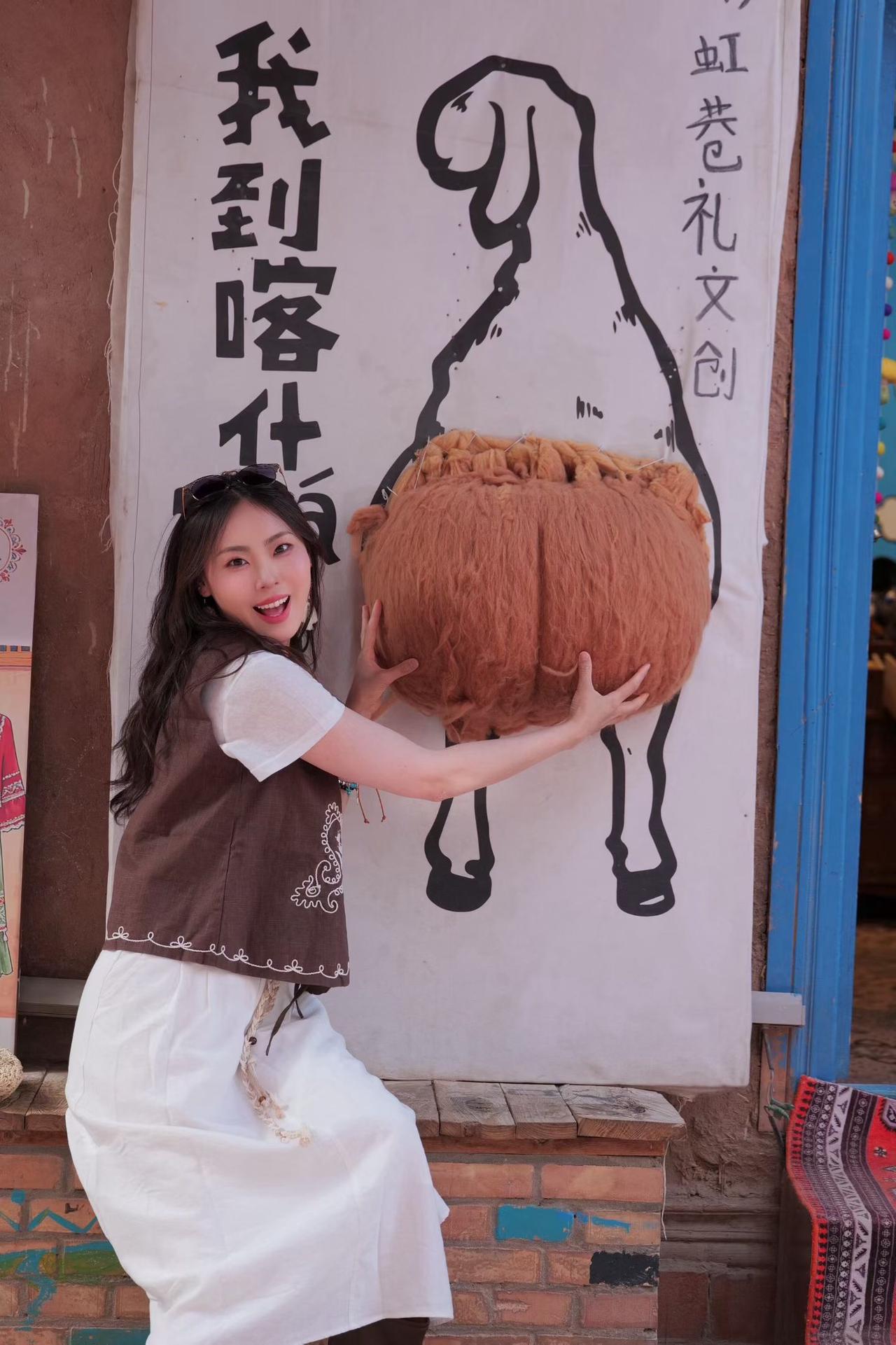 在异域风情的小店中，挑选色彩斑斓的手工包，感受旅行的乐趣。长的好看是种怎样的体验