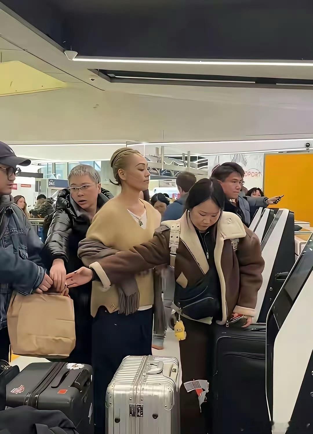 头发都短成这样了，还扎个小辫儿，宁静也是越老越叛逆了 