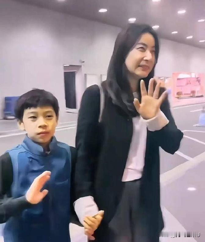 十月份刷屏的那个小视频，你肯定见过吧？郭晶晶的儿子霍中曦，才多大点儿，就坐在钢琴