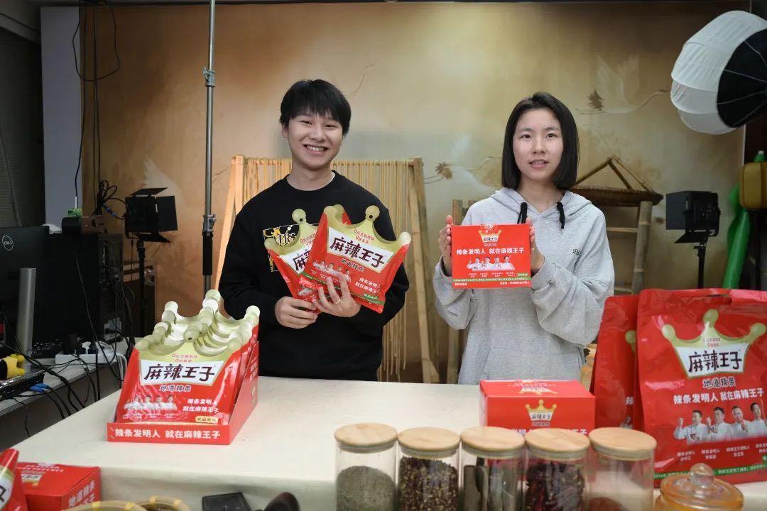 辣条礼服时装秀，辣条厂长洗头，5.2米长的婚礼定制超长辣条，麻辣王子一直在创新。