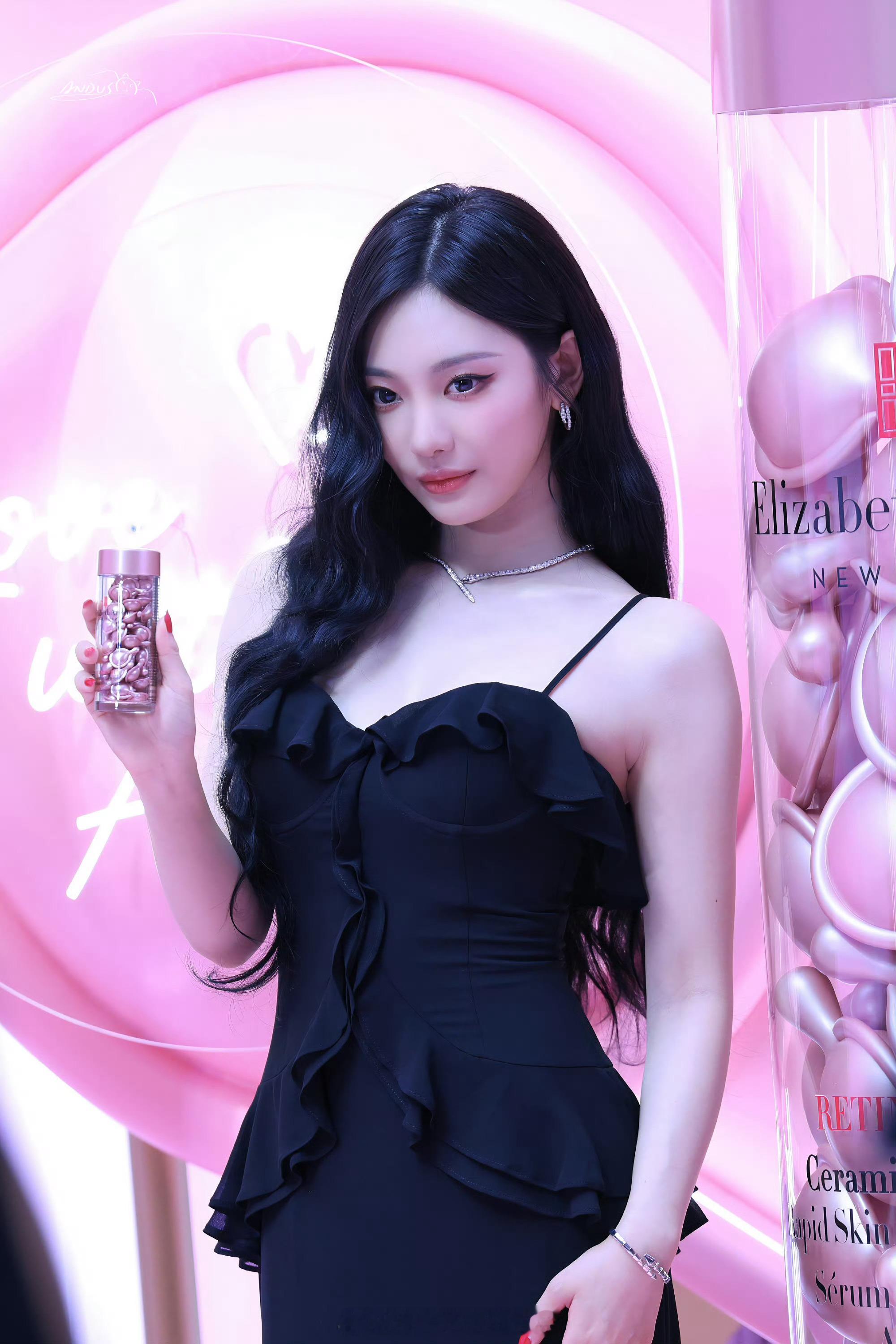 宁艺卓今日亮相伊丽莎白雅顿品牌活动 