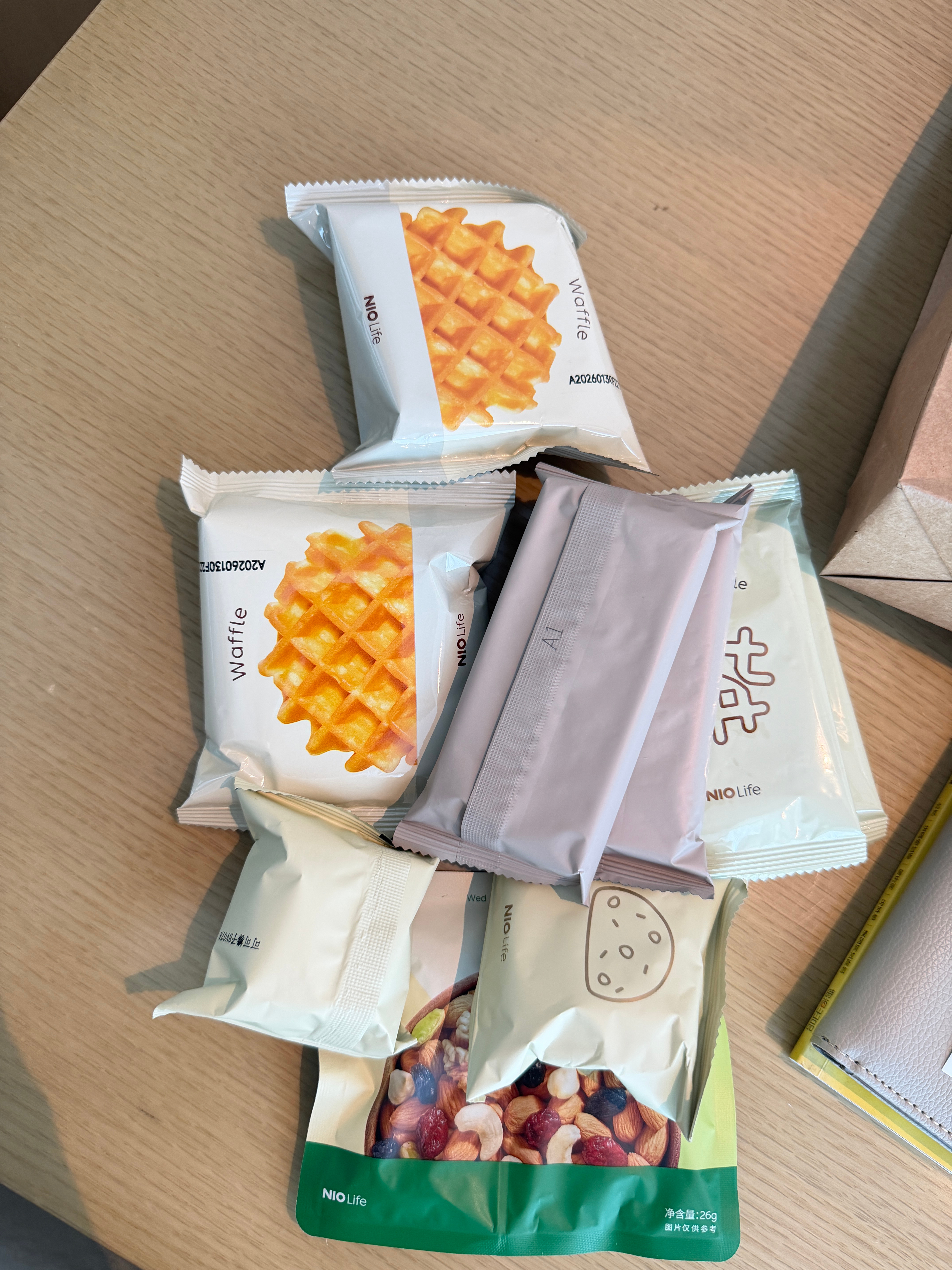 每次参加蔚来活动最关注就是房间里的小零食哈哈哈哈哈哈哈蔚来零食真的太好吃了！猜我