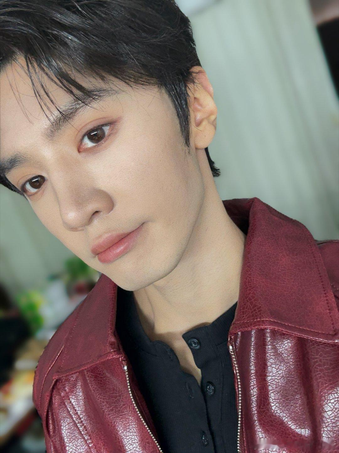 陈哲远七夕自拍营业，这个小嘴撅的😘 ​​​