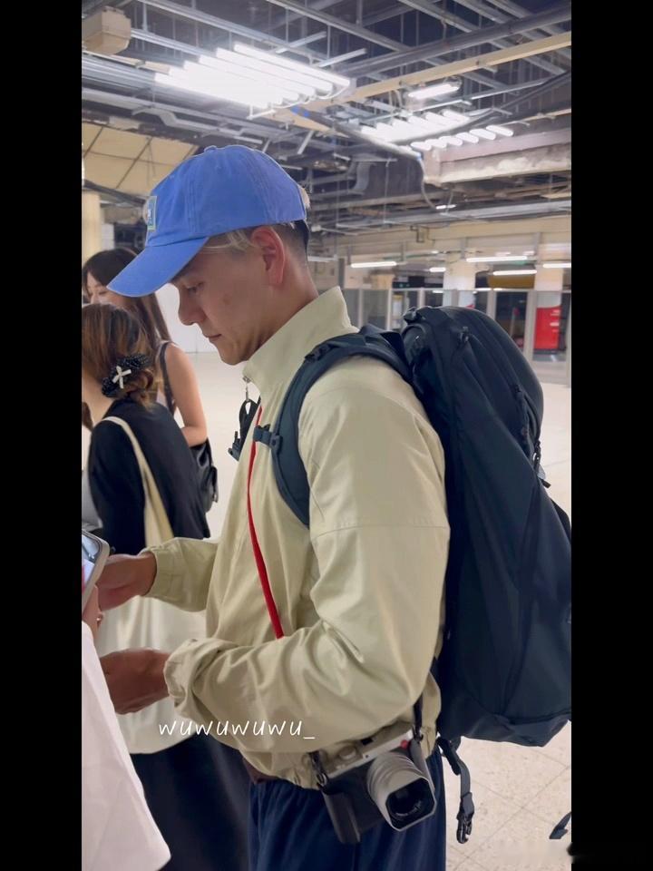 彭于晏晒斑彭于晏脸上长斑 网友偶遇彭于晏并与他合影，彭于晏状态很好，脸小且神采飞