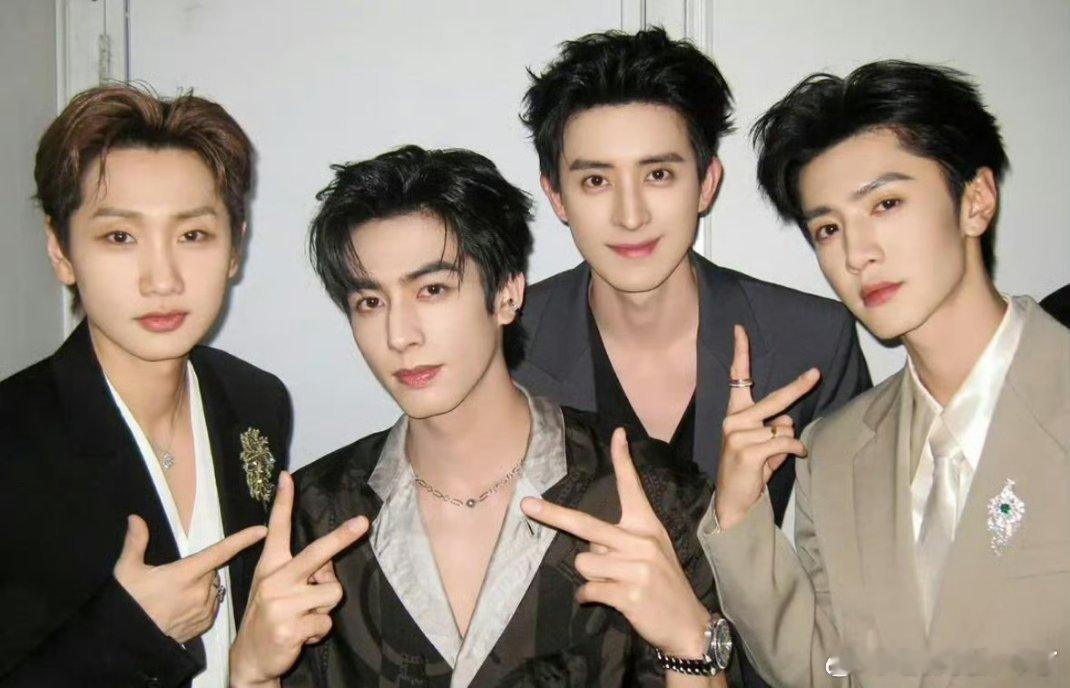 敖瑞鹏 宋威龙 陈哲远 汪苏泷微博之夜同框照！骨相谁最好一眼可以看出来了