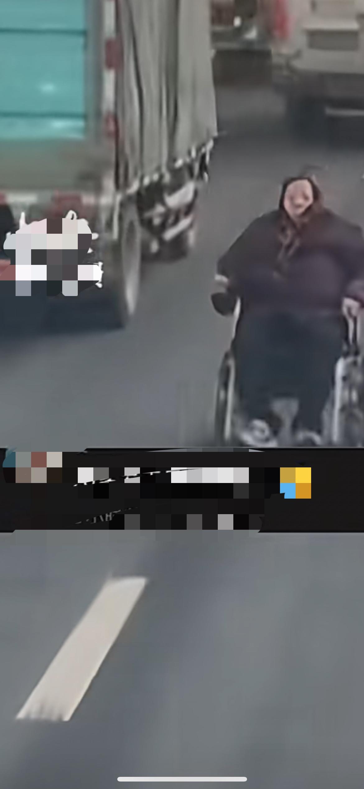 12月12日，湖北一老人坐电动轮椅，在机动车道上逆行，现场车辆纷纷减速避让，网友