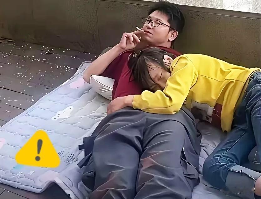 公园里住着一对流浪的情侣，他没房没工作，一眼望不到未来的样子，她却半步都没挪开过