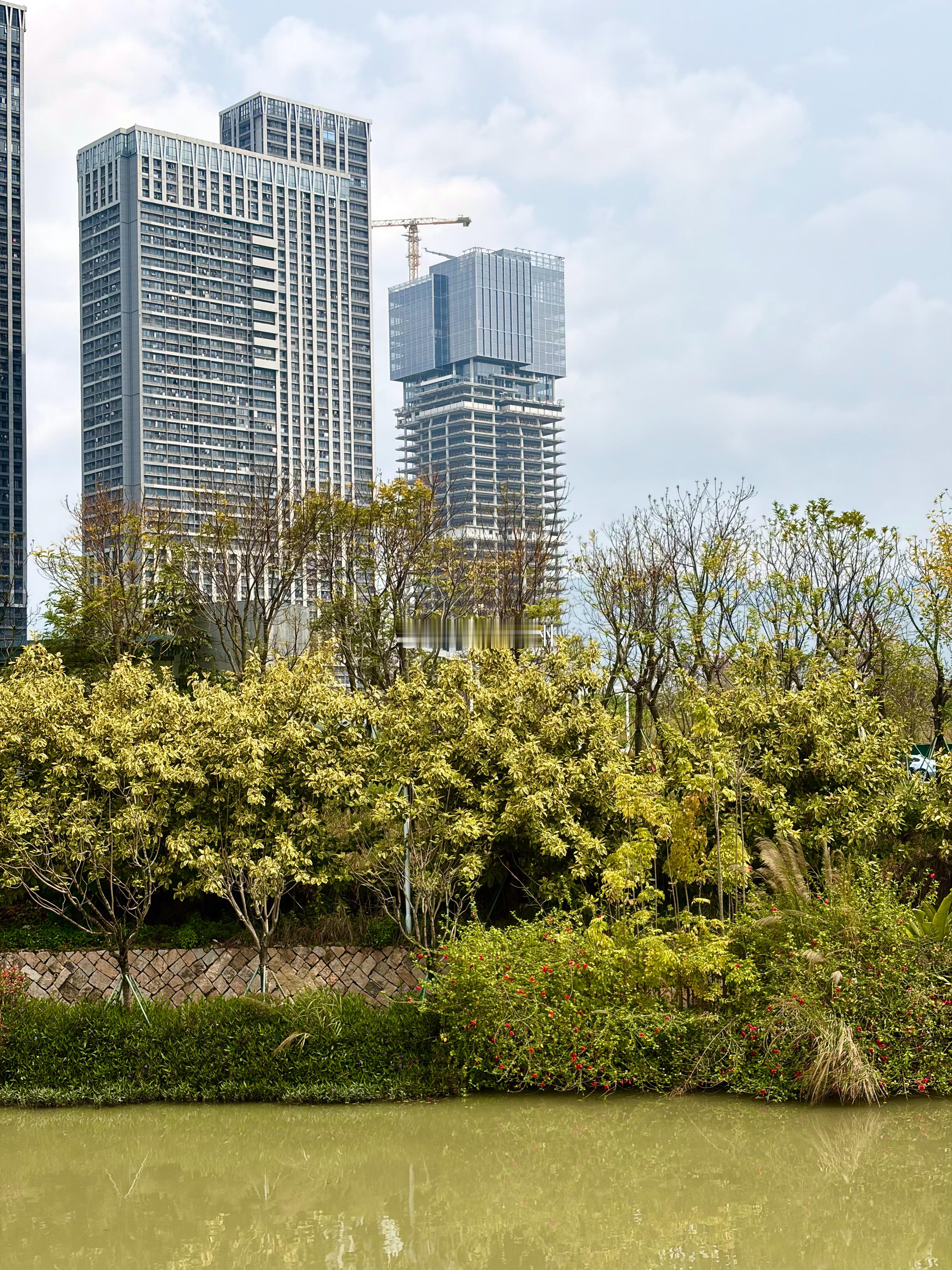 在建中的三江口第一高楼玻璃幕墙上装进度最新实拍 