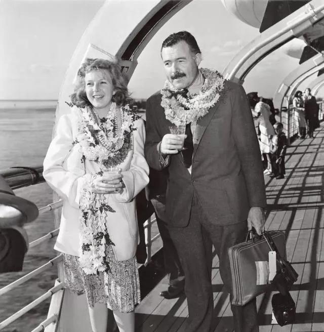 1961年，美国作家海明威吞枪自尽，脸皮都飞到了天花板上，他的前妻玛莎盖尔霍恩知