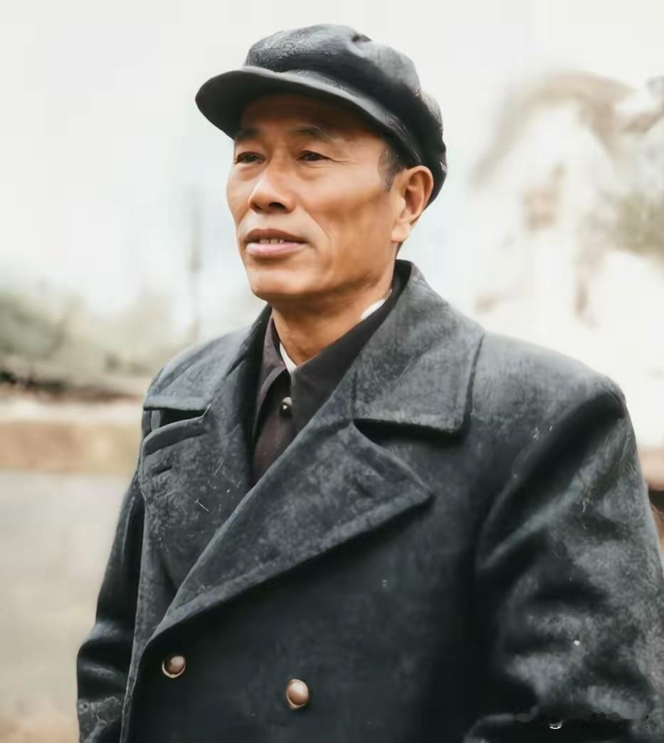1959年，开国上将邓华被撤掉沈阳军区司令员职务，离开军队。按规定，离开军队要把