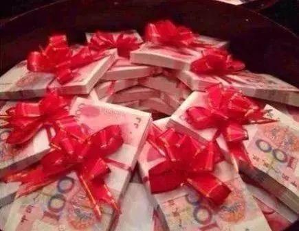彩礼的解释！
      什么叫彩礼？彩礼是过去地主家小妾或二房三房聘礼叫彩礼，